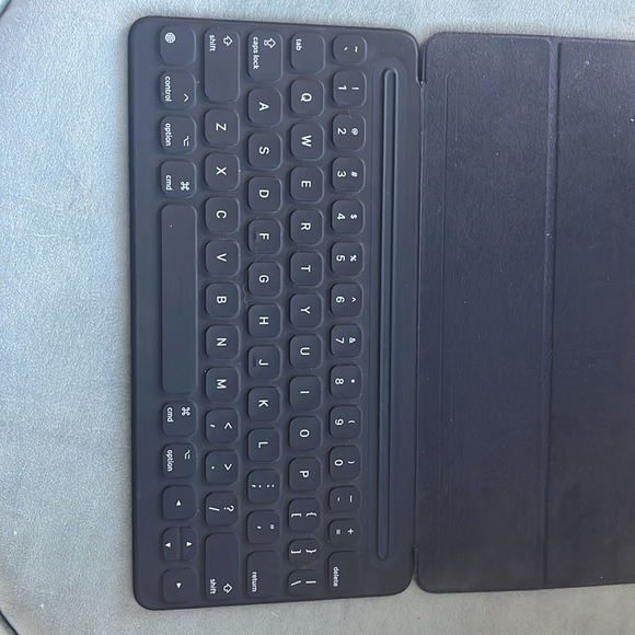 iPad 9th gen Apple keyboard - Picture 3 of 6